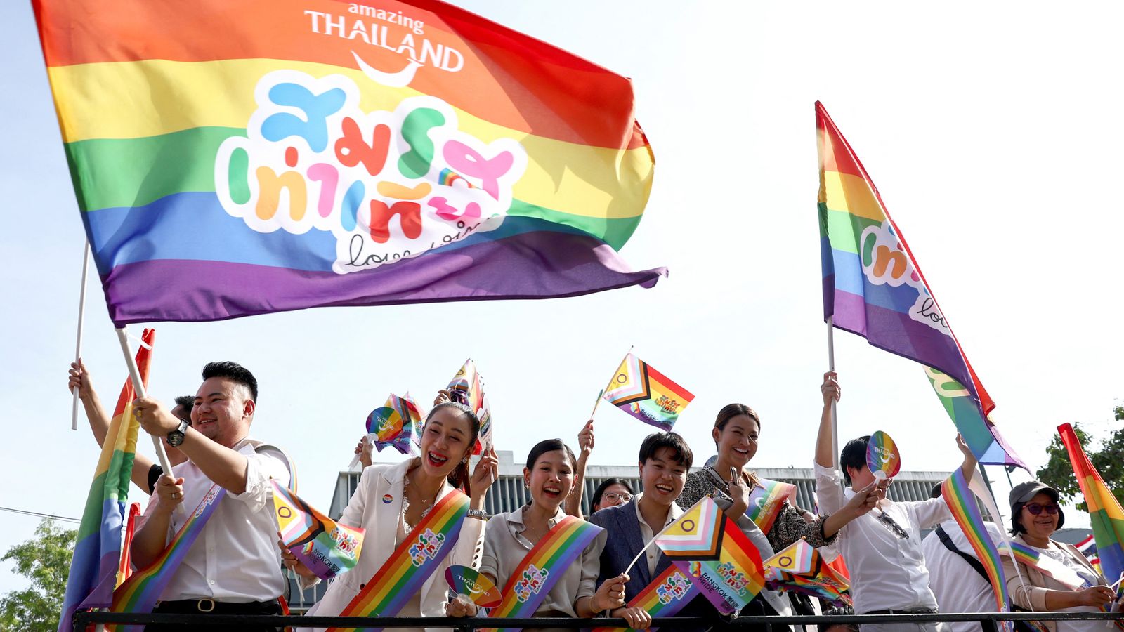 Тайланд „твори история“ като първата страна в Югоизточна Азия, легализирала еднополовите бракове
