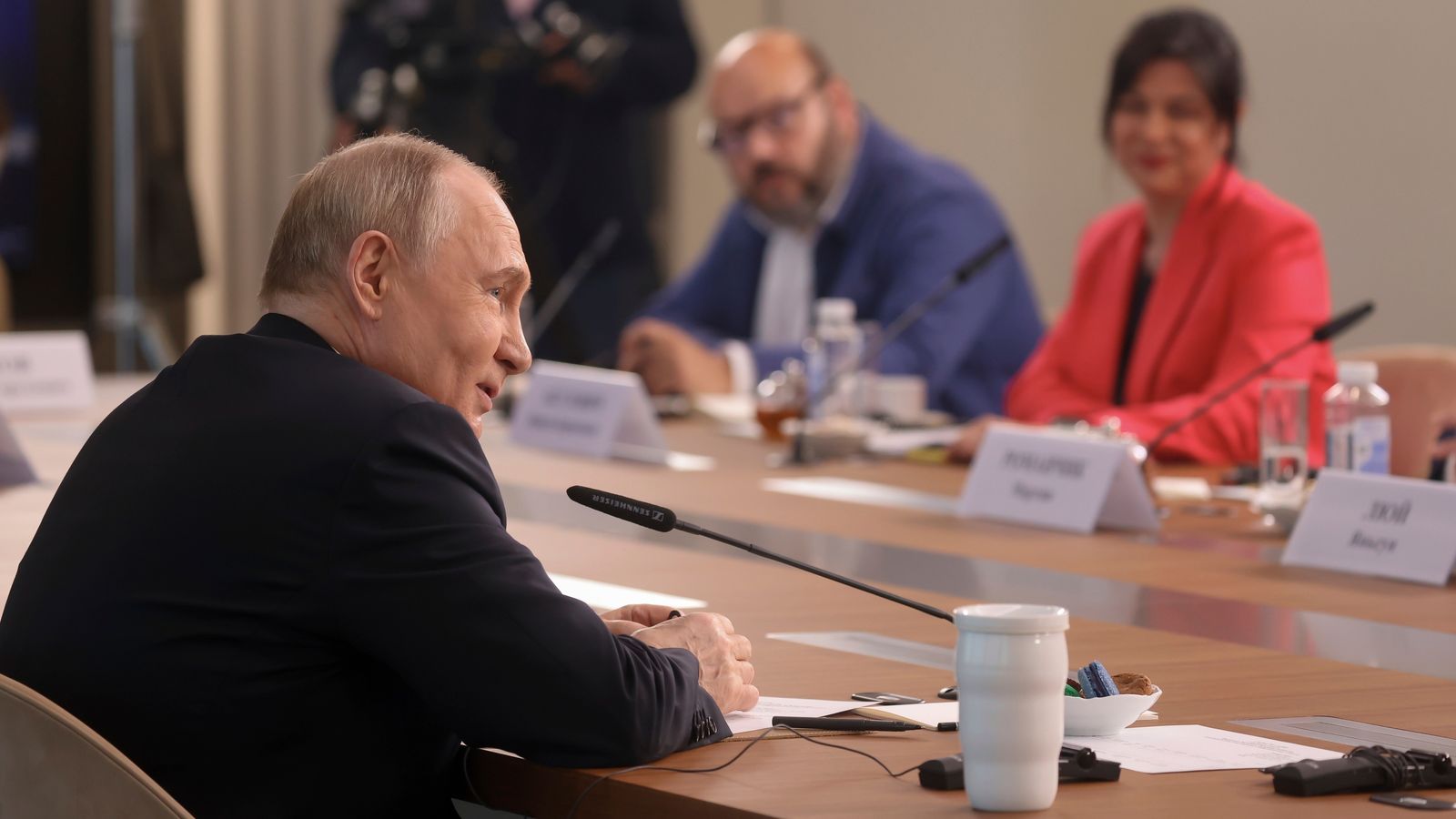 Владимир Путин предупреждава, че Русия може да предостави оръжия с голям обсег, за да атакува Запада - и остава твърдо в ядрената опция
