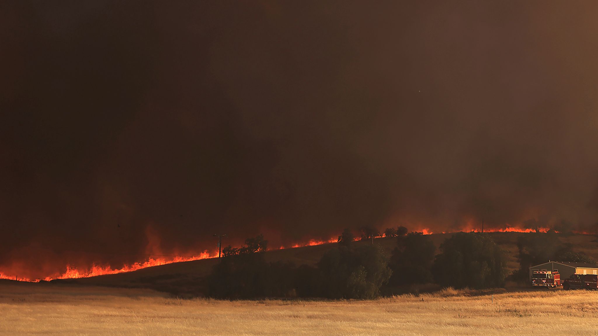 California wildfire: Thousands of residents evacuate after blaze breaks ...