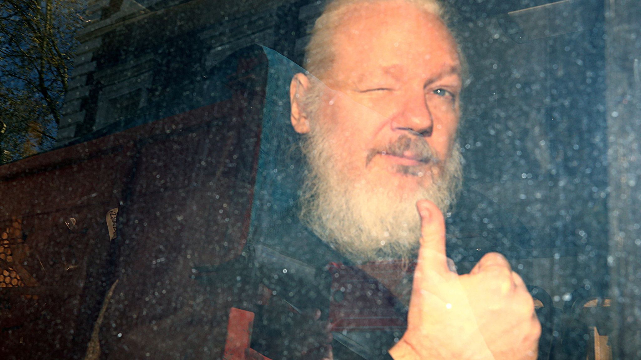 Hero's welcome for Julian Assange in Australia - where he's gone from ...