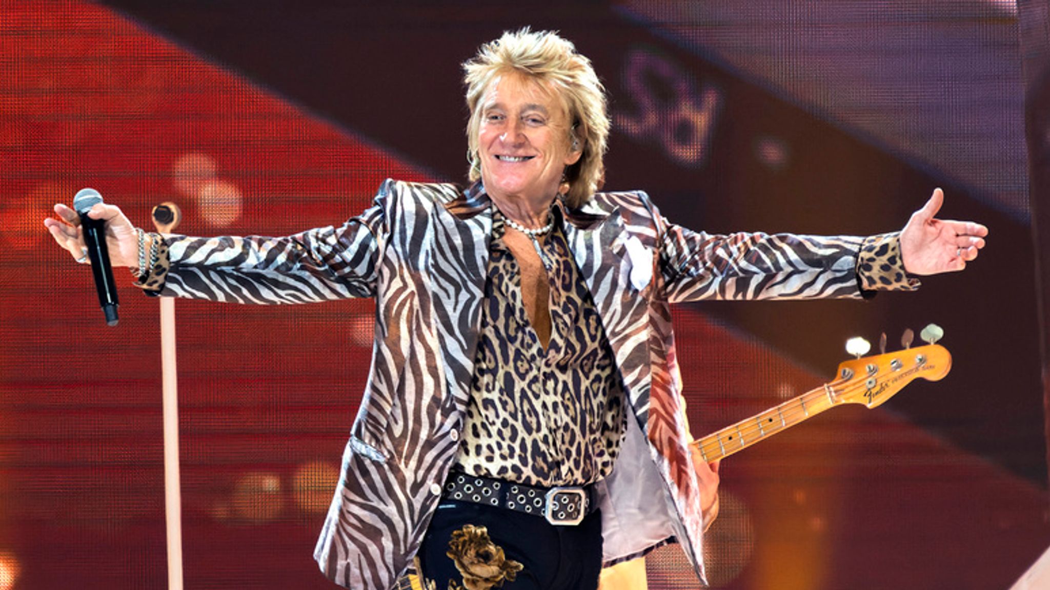 Rod Stewart to play legend slot as he makes Glastonbury 2025 lineup