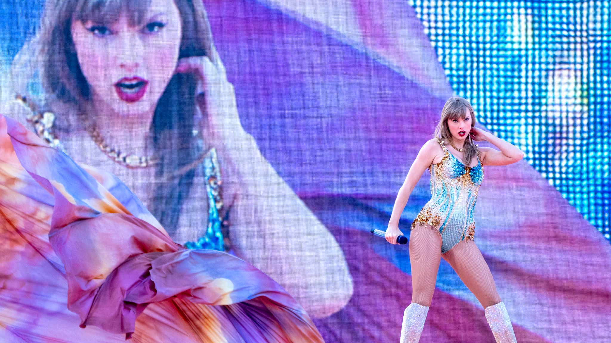 scottish-swifties-make-the-earth-move-with-concert-dancing-patabook-news