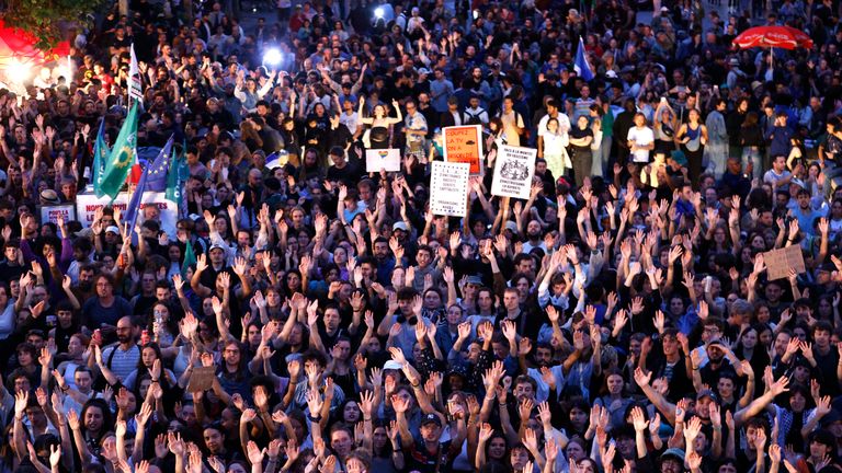2024 年 6 月 30 日，在法国巴黎 2024 年初立法选举第一轮结果公布后，示威者聚集在共和国广场，举起手臂抗议法国极右翼国民联盟 (RN) 党。路透社/阿卜杜勒·萨布尔