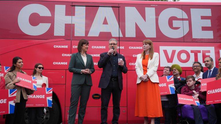 Opposisjonskansler Rachel Reeves, Labour-leder Sir Keir Starmer og Labour-nestleder Angela Rayner, ved Labour Party-kampanjebuss-lanseringsseremonien på Uxbridge College, under valgkampens valgkamp. Fotodato: lørdag 1. juni 2024.