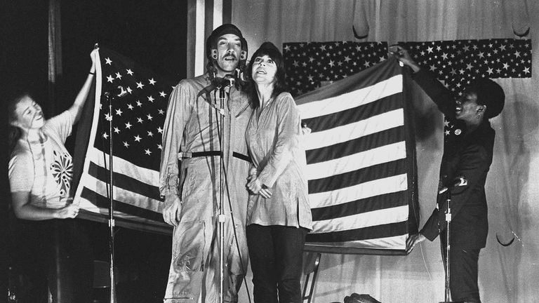 Donald Sutherland y Jane Fonda actúan para aviadores estadounidenses cerca de Manila, Filipinas, en 1971. Foto: AP