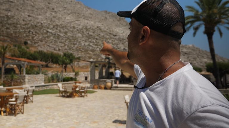 38 岁的 Agia Marina 酒吧经理 Ilias Tsavaris 告诉天空新闻：“他离我们很近，非常近。”