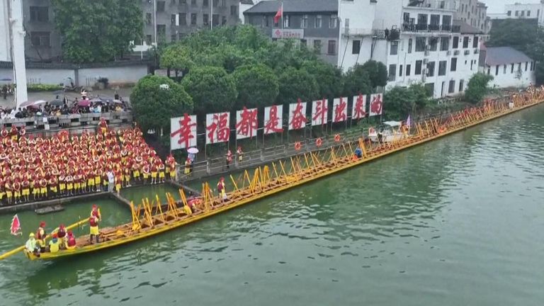 Enormous dragon boat sets new Guinness record in China's Hunan