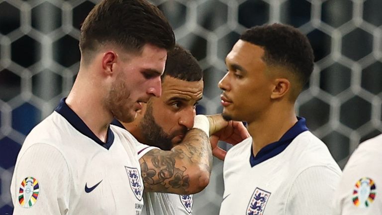 Los jugadores de Inglaterra parecen abatidos.