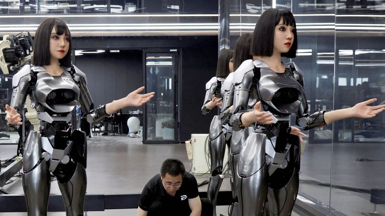 员工在中国辽宁省大连市的开发商 Ex-Robots 办公室内研究人形机器人。图片来源：路透社