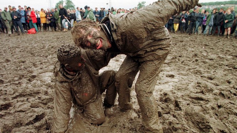 skynews-glastonbury-1997-mud_6581284 جلاستونبري's State Of The Ground Guy: تعرف على النجم الفيروسي لهذا العام (الذي لا علاقة له بالموسيقى) |  أخبار الفنون والفنون