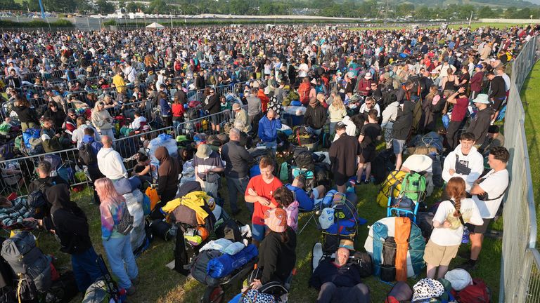 格拉斯顿伯里音乐节第一天，人们在萨默塞特郡沃西农场排队入场。照片拍摄日期：2024 年 6 月 26 日星期三。PA 照片。参见 PA 报道 SHOWBIZ Glastonbury。照片来源应为：Yui Mok/PA Wire 