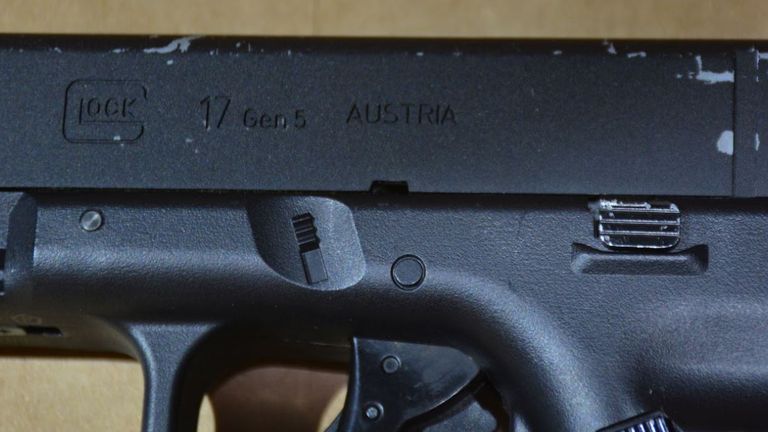 这把枪上有格洛克标记。图片来源：尤蒂卡警察局