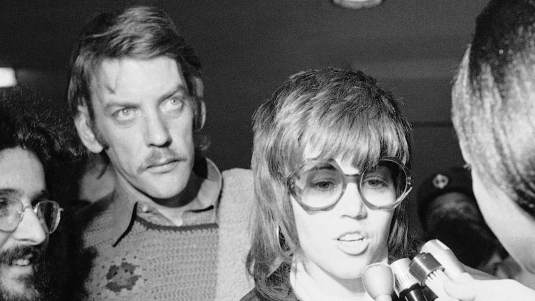 Jane Fonda y el actor Donald Sutherland en 1971. Foto: AP