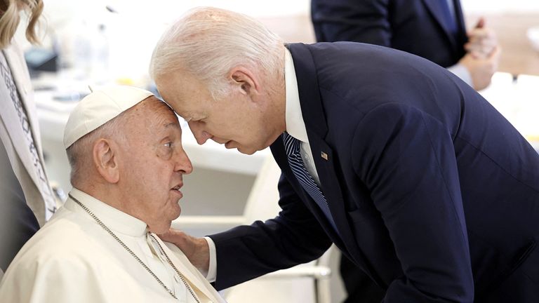 Joe Biden and Pope Francis talk ahead of a session on Artificial Intelligence (AI), Energy, Africa and Mediterranean on the second day of the G7 summit in Borgo Egnazia, Italy, June 14, 2024. REUTERS/Louisa Gouliamaki..