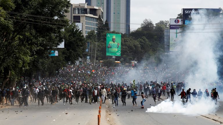 数千人聚集在内罗毕抗议这项新法律。图片来源：路透社