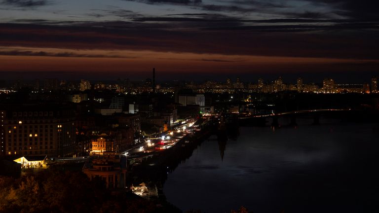 Общий вид центрального района города во время отключения электроэнергии в Киеве, Украина, в пятницу, 7 июня 2024 года. Изображение: AP