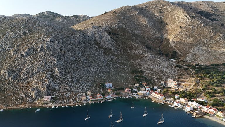 skynews-pedi-symi-greece-mosley_6576163 مايكل موسلي: "سباق مع الزمن" بحثًا عن طبيب تلفزيوني بينما يحول رجال الإنقاذ تركيزهم إلى المسار الجبلي |  أخبار المملكة المتحدة