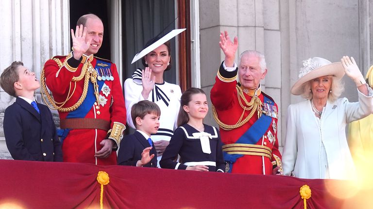 Prince George, prince de Galles, prince Louis, princesse de Galles, princesse Charlotte, roi Charles et reine Camilla.  Photo : PA