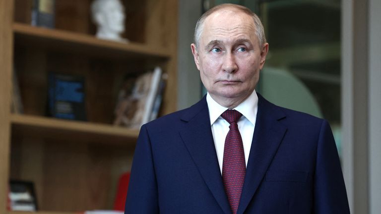弗拉基米尔·普京（Vladimir Putin）在2024年6月14日在莫斯科与俄罗斯莫斯科“英雄时代”的参与者会面之前访问了塞涅日管理研讨会。图片：路透社