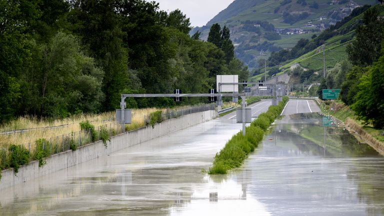 نهر الرون يفيض على الطريق السريع A9 بعد العواصف التي تسببت في فيضانات هائلة في سيير، سويسرا.  الصورة: كيستون/أ ف ب