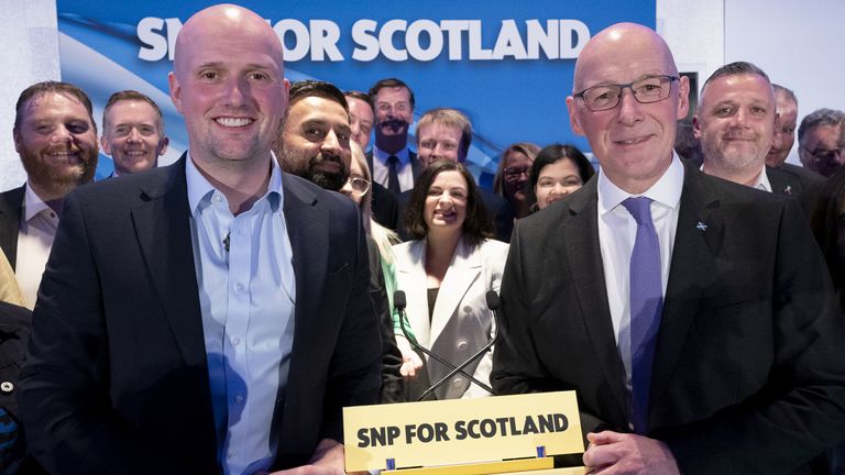 Lider Szkockiej Partii Narodowej John Swinney z liderem SNP Westminster Stephenem Flynnem (po lewej) podczas inauguracji kampanii wyborczej SNP General Election Campaign z kandydatami i aktywistami SNP Westminster w hotelu Radisson Blu w Glasgow. Data zdjęcia: niedziela 2 czerwca 2024 r.