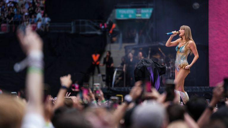 Тейлор Свифт выступает на стадионе «Уэмбли» в рамках своего тура Eras Tour в пятницу, 21 июня 2024 года, в Лондоне.  (Фото Скотта А. Гарвитта/Invision/AP)