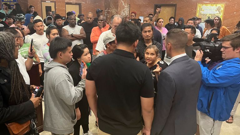 尤蒂卡市市长迈克尔·加利姆（Michael Galime）身穿灰色夹克，位于中间右侧，正在与男孩的家人交谈。图片来源：美联社

