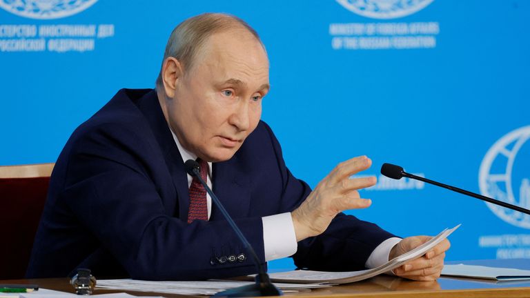 俄罗斯总统弗拉基米尔·普京于2024年6月14日在俄罗斯莫斯科会见俄罗斯外交部领导层时发表讲话。图片：路透社
