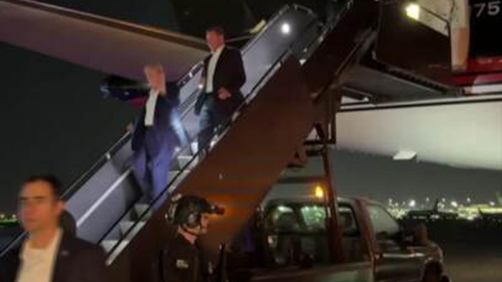 Donald Trump waves while stepping off plane hours after rally shooting ...
