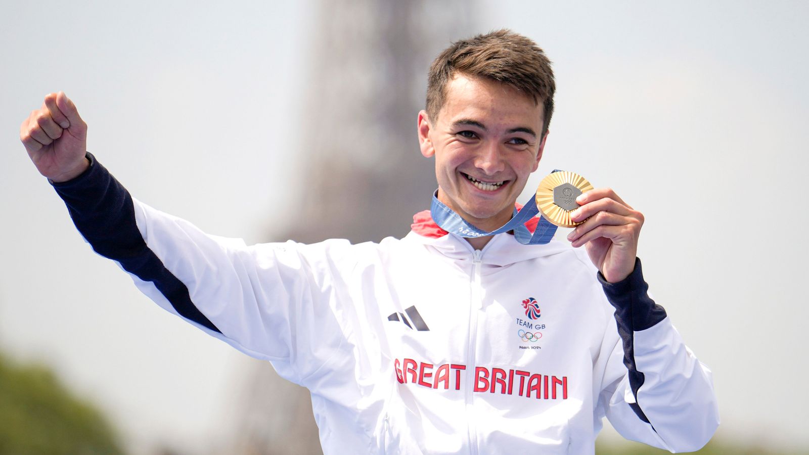 Alex Yee wins gold in men's triathlon with stunning late victory | UK ...