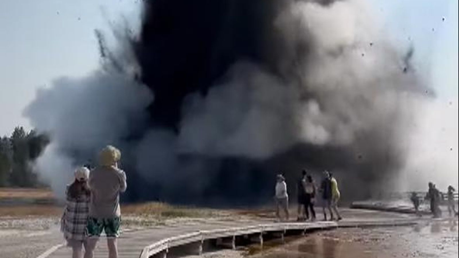 Wyoming: Geyser explodes in front of tourists in Yellowstone National ...