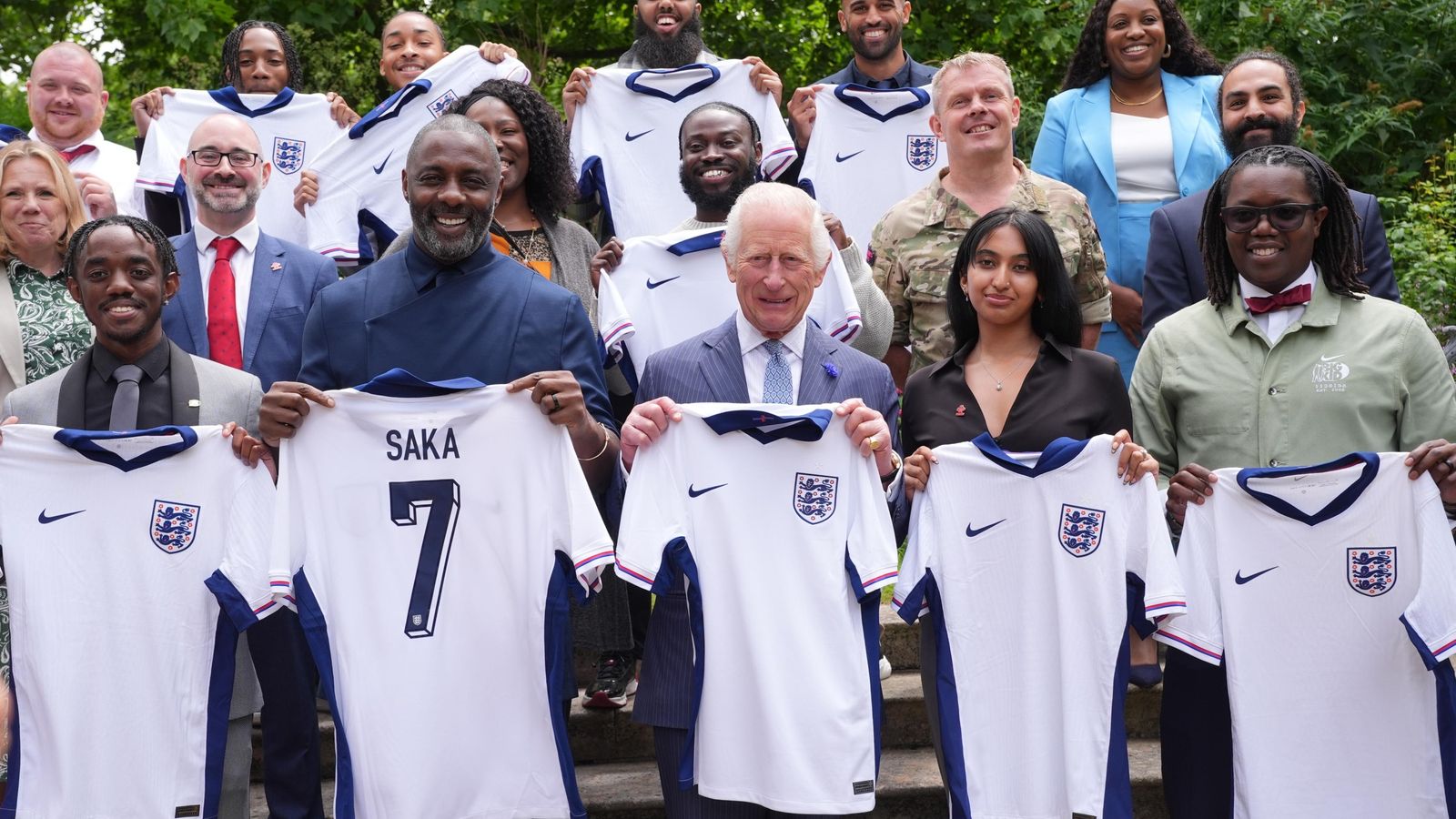 The King and Idris Elba discuss youth violence at King's Trust event ...