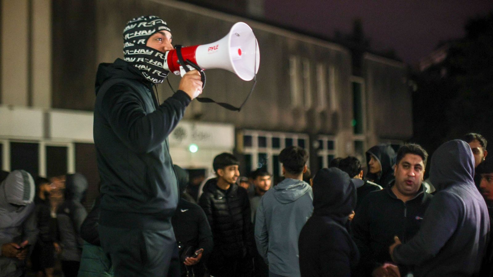 Стотици протестиращи се събират пред полицейския участък в Рочдейл, след като видео показва как полицай тропа по главата на мъж