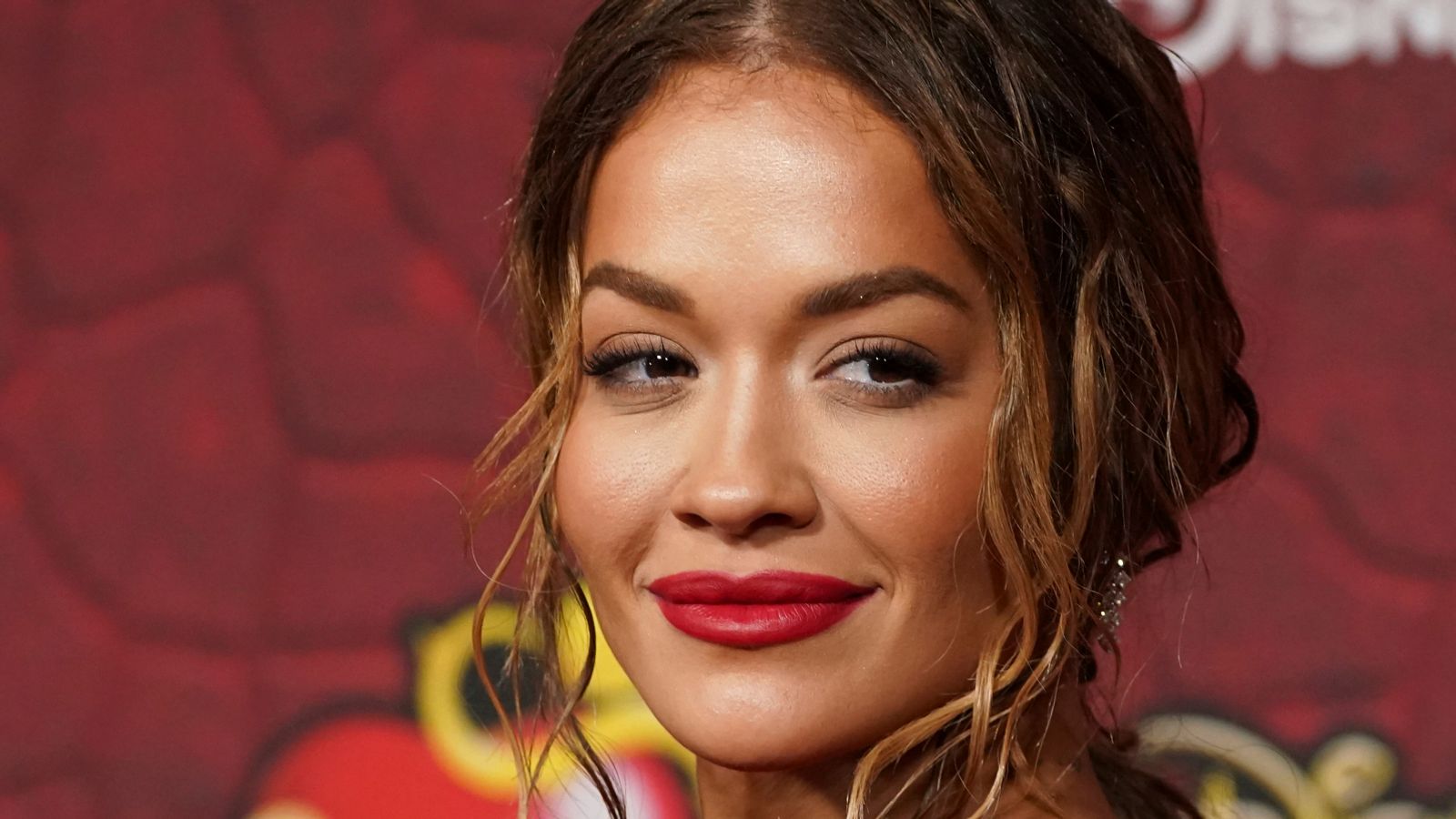 Rita Ora „bardzo przykro” po tym, jak jej występ na festiwalu został odwołany ze względu na pobyt w szpitalu |  Wiadomości o sztuce i sztuce