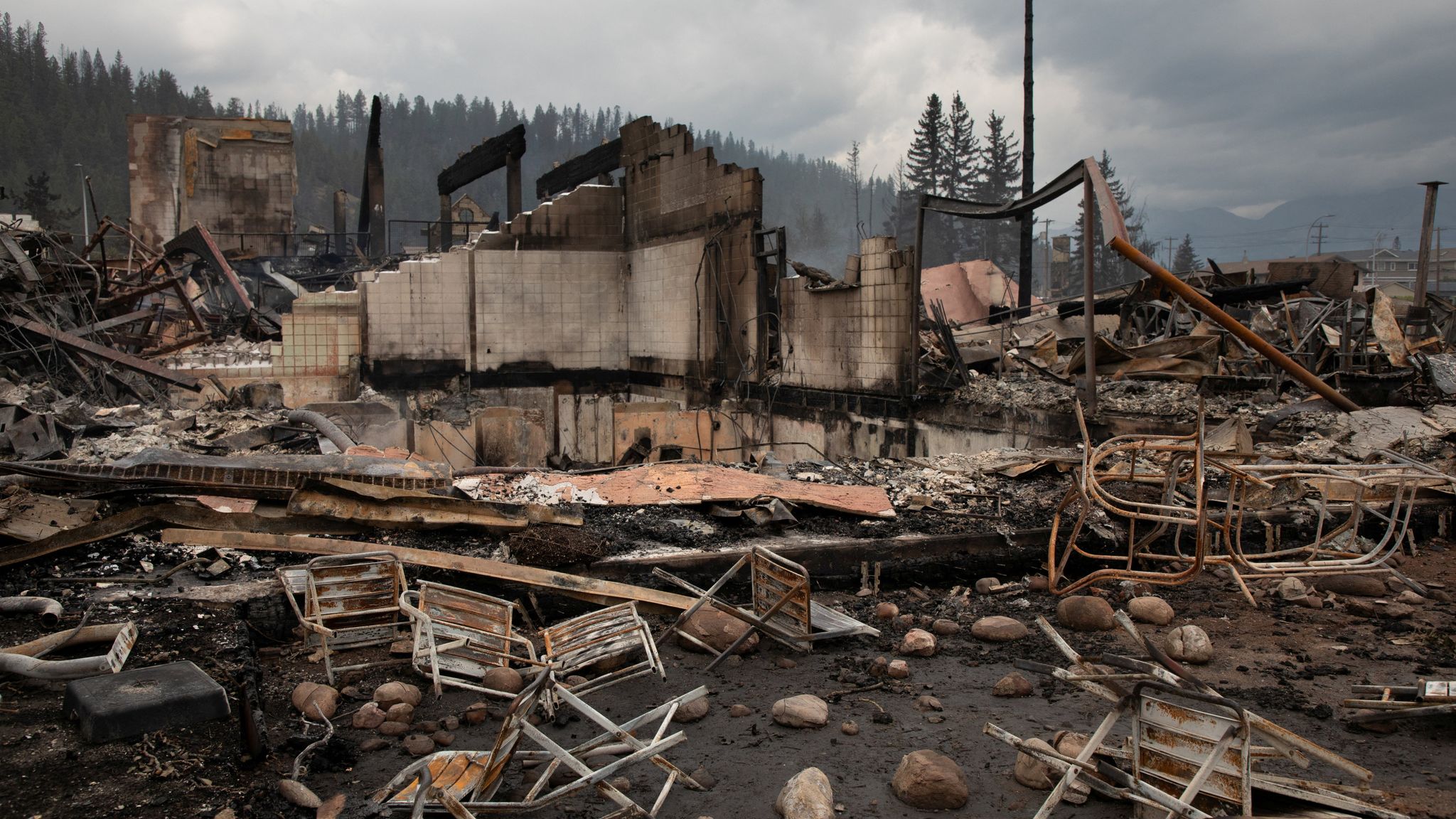 California S Largest Wildfire Spreading Rapidly Threatening Thousands