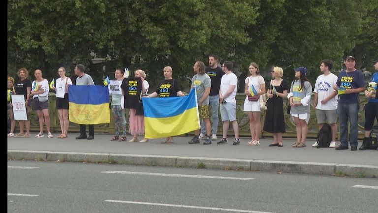 Demonstrators in Paris honour fallen Ukrainian athletes
