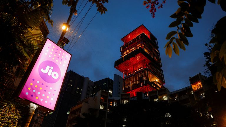 La casa decorada de Mukesh Ambani. Foto: Reuters