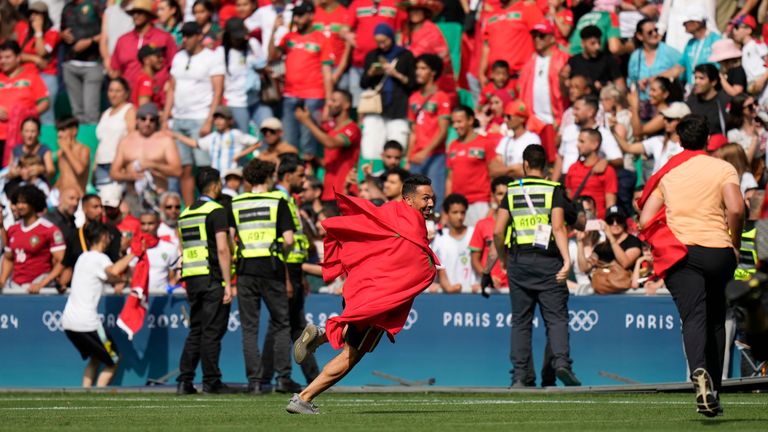 skynews-argentina-morocco-geoffroy-guichard-stadium_6638252 فوضى في مباراة كرة قدم أولمبية حيث ألغى حكم الفيديو المساعد هدف الأرجنتين بعد ساعتين من تعليق المباراة |  اخبار العالم