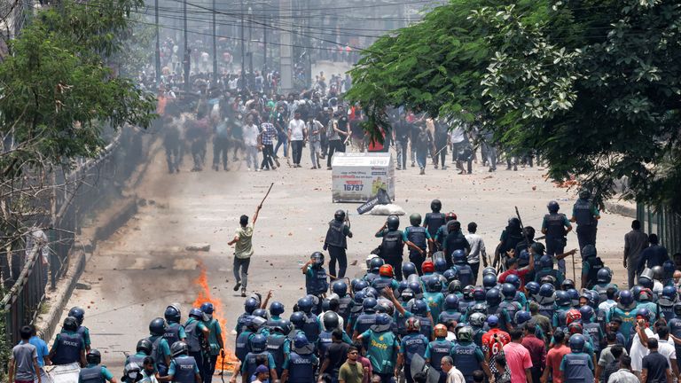 Anti-quota supporters clash with police and Awami League supporters at the Rampura area in Dhaka, Bangladesh, July 18, 2024. REUTERS/Mohammad Ponir Hossain
