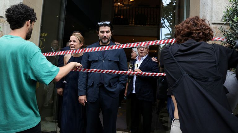 A woman shouts from her hotel at protesters during a demonstration against mass tourism in Barcelona, Spain, July 6, 2024. The Catalan capital received more than 12 million tourists in 2023 and expects more in 2024. REUTERS/Bruna Casas