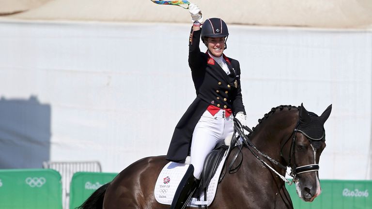 Charlotte Dujardin feiert den Gewinn der Goldmedaille im Einzelreitwettbewerb bei den Olympischen Spielen 2016 in Rio. Foto: Reuters/Action Images