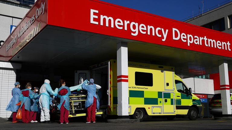  Medical staff wearing protective clothing take a patient off a ambulance at St Thomas&#39; hospital as the spread of the coronavirus disease (COVID-19) continues, London, Britain, March 31, 2020. REUTERS/Hannah McKay