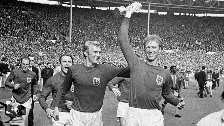 Jack Charlton lleva el Trofeo Jules Rimet mientras desfila por Wembley tras la victoria de Inglaterra por 4-2. Foto de : PA