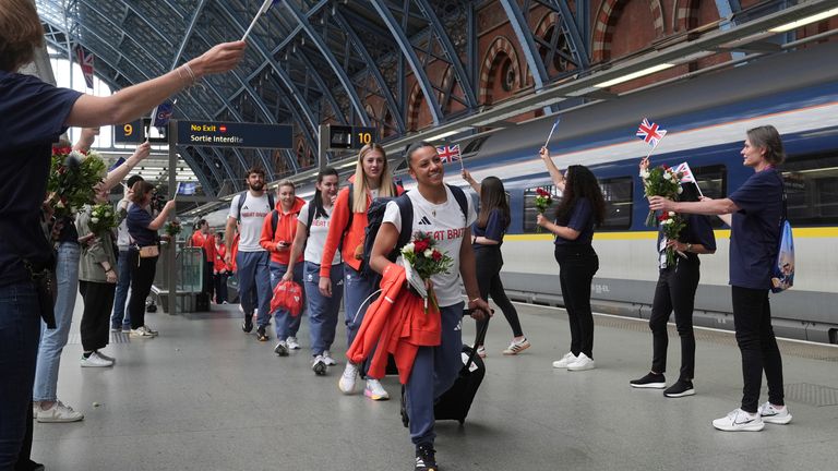 skynews-eurostar-st-pancras-station_6626724 أندريا سبندوليني-سيريكس: نجم الغوص في فريق بريطانيا العظمى ووالده مقدم البرامج التلفزيونية فريد سيريكس |  أخبار الفنون والفنون