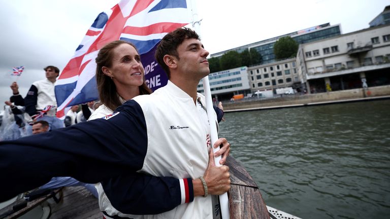 skynews-flagbearers-thomas-daley_6640286 أولمبياد باريس 2024: ليدي غاغا وسيلين ديون وزين الدين زيدان يتألقون في حفل افتتاح ممطر |  اخبار العالم