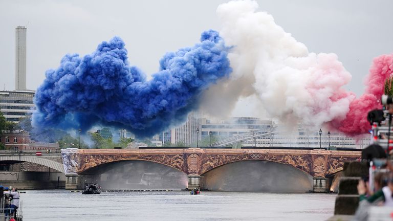 skynews-france-smoke-flag-olympics_6640246 انطلاق حفل افتتاح دورة الألعاب الأولمبية بحضور النجوم – بالصور |  اخبار العالم