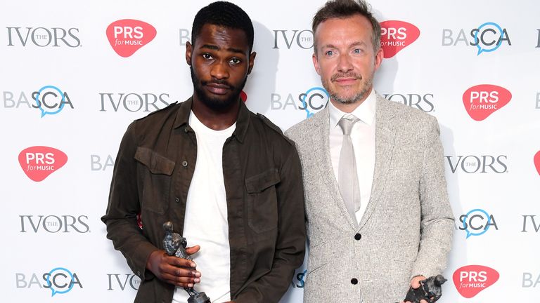 Dave y Fraser T Smith con el premio a la mejor canción contemporánea en la 63.ª edición anual de los premios Ivor Novello Songwriting Awards en Londres en 2018. Foto: Ian West/PA