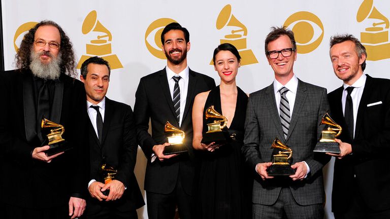 De izquierda a derecha: Andrew Scheps, Gary Fidelman, Philip Allen, Beatriz Artola, Dan Wilson y Fraser T Smith posan con sus premios al álbum del año por 21 de Adele entre bastidores en la 54.ª edición de los premios Grammy, el domingo 12 de febrero de 2012 en Los Ángeles. Foto: AP/Mark J Terrill