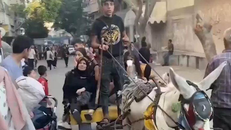 Se filmó a grandes grupos de personas caminando por la ciudad de Gaza cargando mochilas y efectos personales.