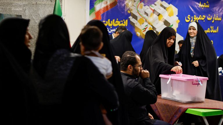 Iranian voters participate in the run-off presidential election between Masoud Pezeshkian and Saeed Jalili,at the Iranian embassy, in Baghdad, Iraq July 5, 2024.REUTERS/Thaier Al-Sudani